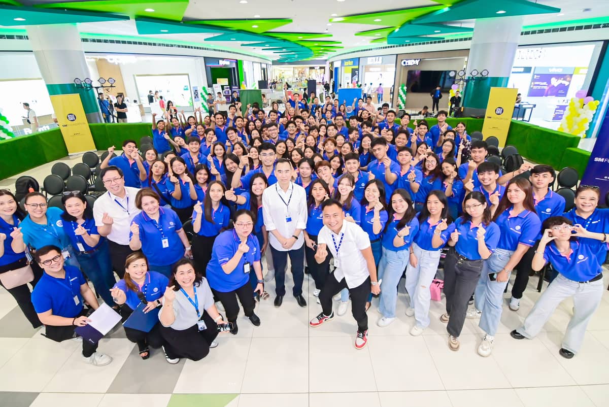 SM Retail Co-Vice Chairperson Harley Sy (center), SM Foundation’s trustee Mr. Chito Macapagal, and Education Program executive director Linda Atayde (2nd row, fourth and fifth from left) lead the general assembly for scholars from South Luzon.